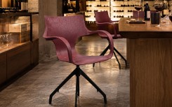 Chaise Erbi Wini STILFIBRA en fibres de marc de raisin et plastique recyclé, avec piètement polyamide noir à retour automatique
