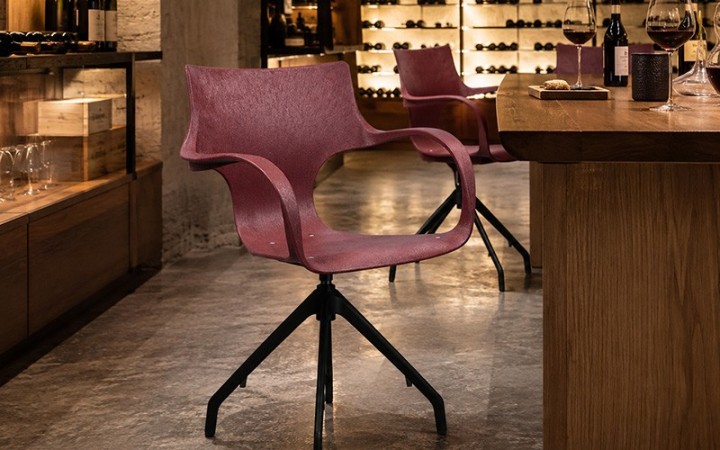 Chaise Erbi Wini STILFIBRA en fibres de marc de raisin et plastique recyclé, avec piètement polyamide noir à retour automatique