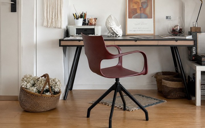 Chaise Erbi Wini STILFIBRA en fibres de marc de raisin et plastique recyclé, avec piètement polyamide noir à retour automatique