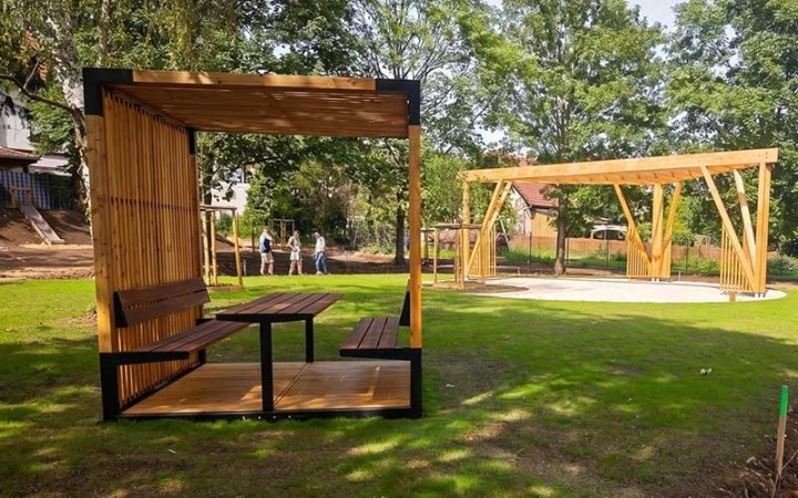 Pergola pour école et parc avec table de pique-nique intégrée