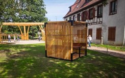 Pergola cubique HIMA avec table et assises pour espace collectif