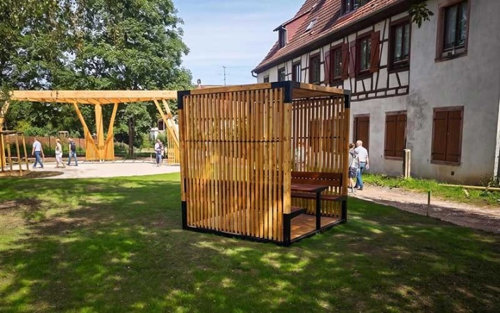 Pergola cubique HIMA avec table et assises pour espace collectif