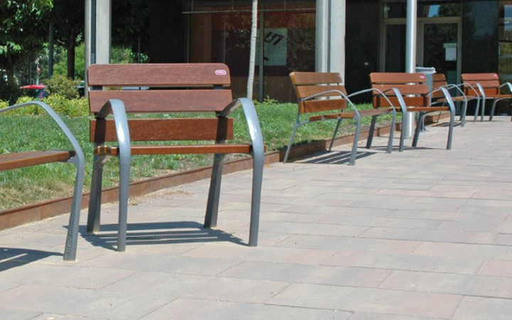 FAUTEUIL URBAIN ARDOUR POUR ESPACE PUBLIC
FAUTEUIL EXTERIEUR 1 PLACE EN ACIER ET EN BOIS