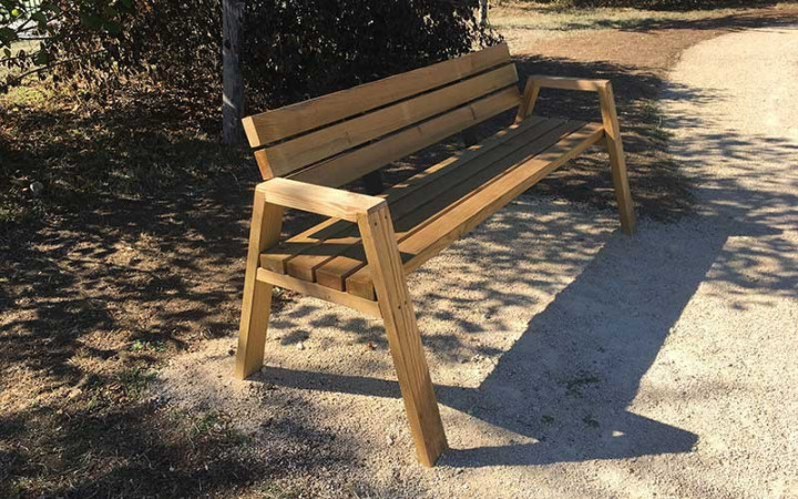 BANC MOULIERE PMR EN BOIS
MOBILIER URBAIN SENIOR POUR PARC ET JARDIN EXTERIEUR