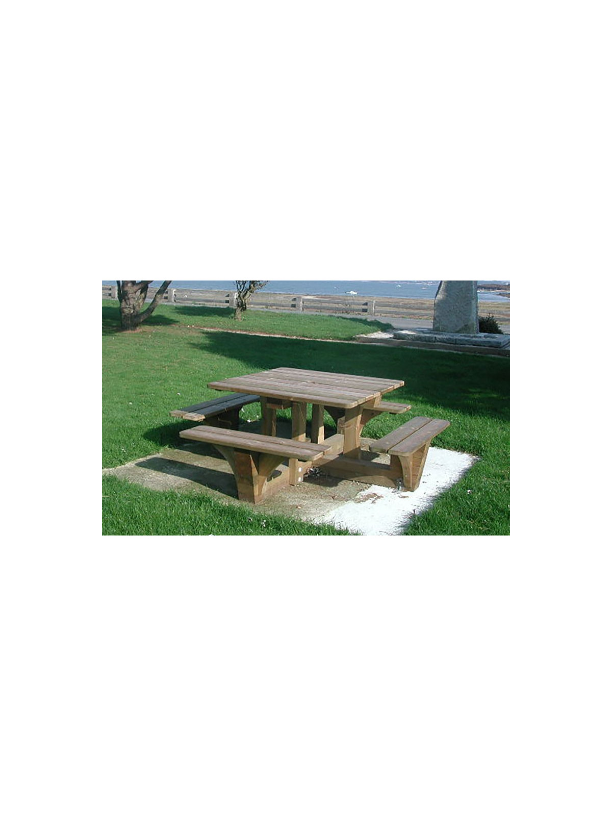 TABLE PIQUE NIQUE CARREE EN BOIS SIGNA POUR COLLECTIVITÉ
TABLE CARRE EN PIN TRAITE POUR ESPACE PUBLIC