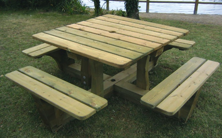 TABLE PIQUE NIQUE CARRÉE EN BOIS SIGNA POUR COLLECTIVITÉ
TABLE CARRÉE EN PIN TRAITE POUR ESPACE PUBLIC