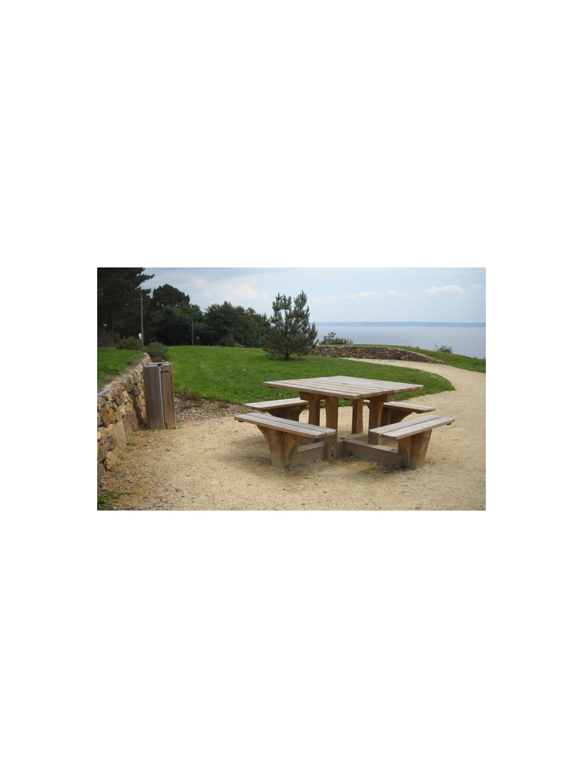 TABLE PIQUE NIQUE CARRÉE EN BOIS SIGNA POUR COLLECTIVITÉ
TABLE CARRÉE EN PIN TRAITE POUR ESPACE PUBLIC