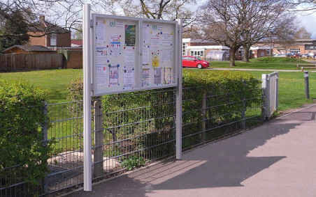 VITRINE 1000 - 24 A4 - SUR PIEDS OBLONGS