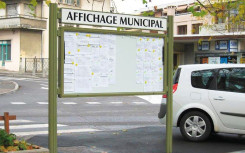 VITRINE 2000 28 A4 SUR PIEDS QUATRO AVEC BANDEAU