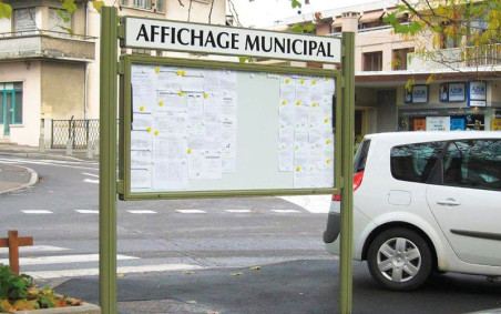 VITRINE 2000 28 A4 SUR PIEDS QUATRO AVEC BANDEAU