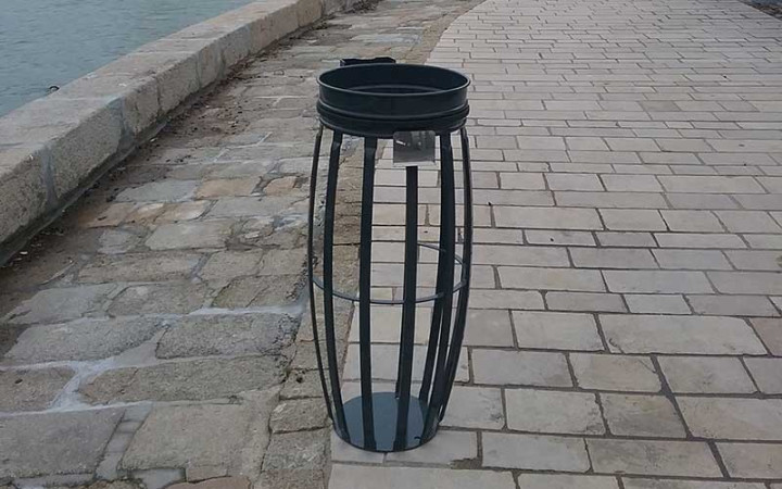 Corbeille vigipirate SERENA structure acier ajourée espace public