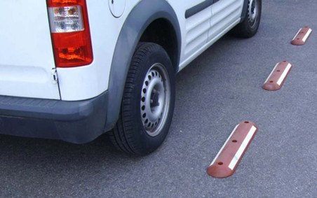 SEPARATEUR DE VOIES FRANCHISSABLES 700 X 150 - ROUGE