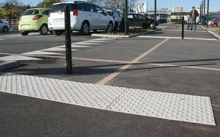 BANDE PODOTACTILE EXTERIEURE 600x820 mm Fabriquée en résine méthacrylate