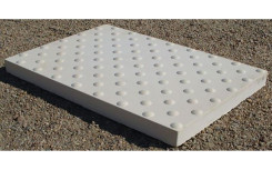 Dalle podotactile béton équipement robuste accessibilité espace public