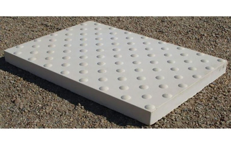 Dalle podotactile béton équipement robuste accessibilité espace public