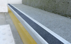 NEZ DE MARCHE PROFIL PLAT en aluminium + résine méthacrylate