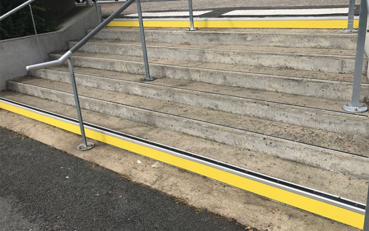 NEZ DE MARCHE PROFIL PLAT en aluminium + résine méthacrylate