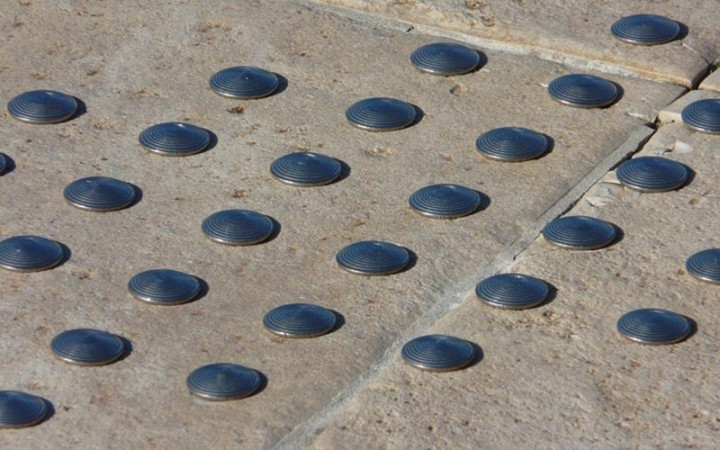 CLOU PODOTACTILE STRIE EN INOX 304 L