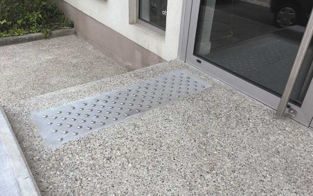 CLOU PODOTACTILE STRIE EN INOX 304 L