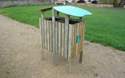 CORBEILLE TRI SÉLECTIF AVEC TOIT
CORBEILLE BOIS ET HDPE POUR ESPACE EXTÉRIEUR