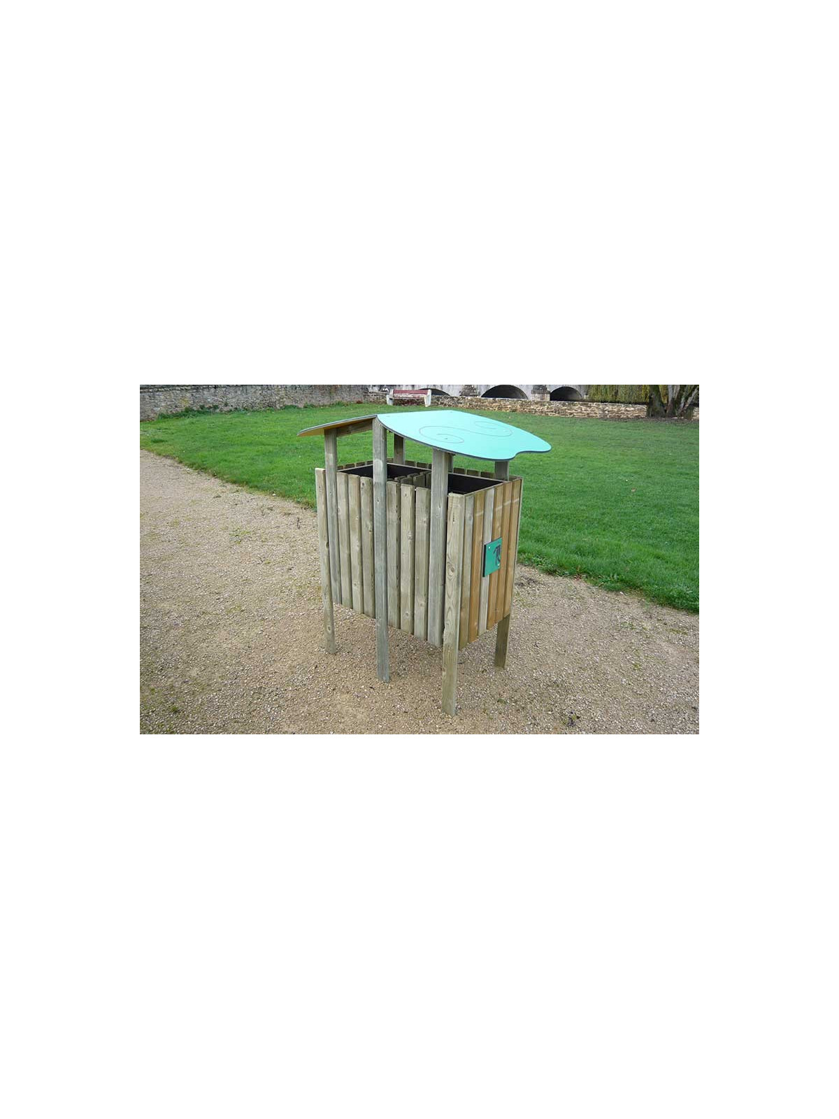 CORBEILLE TRI SÉLECTIF AVEC TOIT
CORBEILLE BOIS ET HDPE POUR ESPACE EXTÉRIEUR