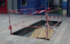 LOT DE 5 PIQUETS DE CHANTIER