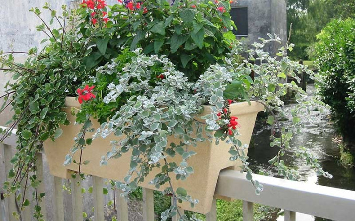 BALCONNIERE POLYETHYLENE SUR RAMBARDE