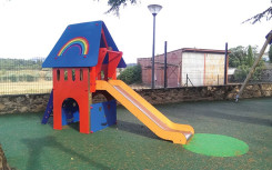 STRUCTURE ARC EN CIEL EN 1176 tranche d'âge 2 - 6 ans hic 800 mm zone d'impact 25m²