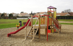 JEU MULTIPLE ALEXY VERSION BOIS
JEU POUR ENFANT EN BOIS AIR DE JEU EXTÉRIEURE
TOBOGGAN, ÉCHELLE, MUR DE GRIMPE