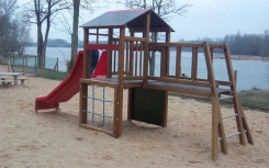 JEU MULTIPLE LILOU VERSION BOIS
JEU AVEC TOBOGGAN, ÉCHELLE DE CORDE PASSERELLE EN BOIS