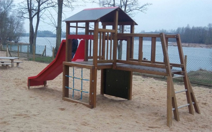 JEU MULTIPLE LILOU VERSION BOIS
JEU AVEC TOBOGGAN, ÉCHELLE DE CORDE PASSERELLE EN BOIS