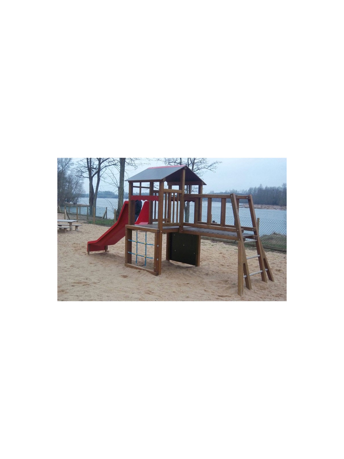 JEU MULTIPLE LILOU VERSION BOIS
JEU AVEC TOBOGGAN, ÉCHELLE DE CORDE PASSERELLE EN BOIS