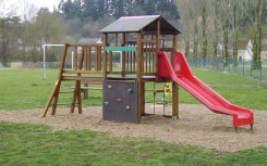 JEU MULTIPLE LILOU VERSION BOIS
JEU AVEC TOBOGGAN, ÉCHELLE DE CORDE PASSERELLE EN BOIS