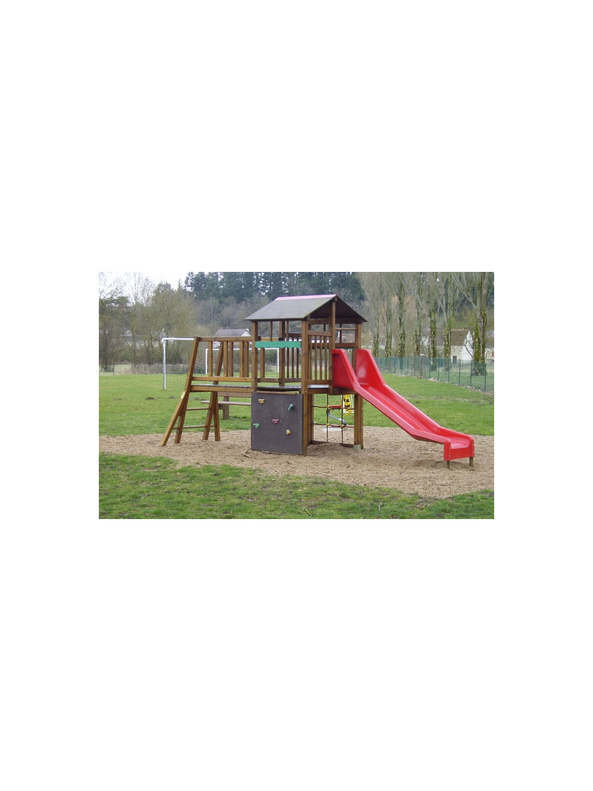 JEU MULTIPLE LILOU VERSION BOIS
JEU AVEC TOBOGGAN, ÉCHELLE DE CORDE PASSERELLE EN BOIS