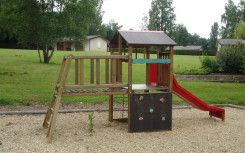 JEU MULTIPLE LILOU VERSION BOIS
JEU AVEC TOBOGGAN, ÉCHELLE DE CORDE PASSERELLE EN BOIS