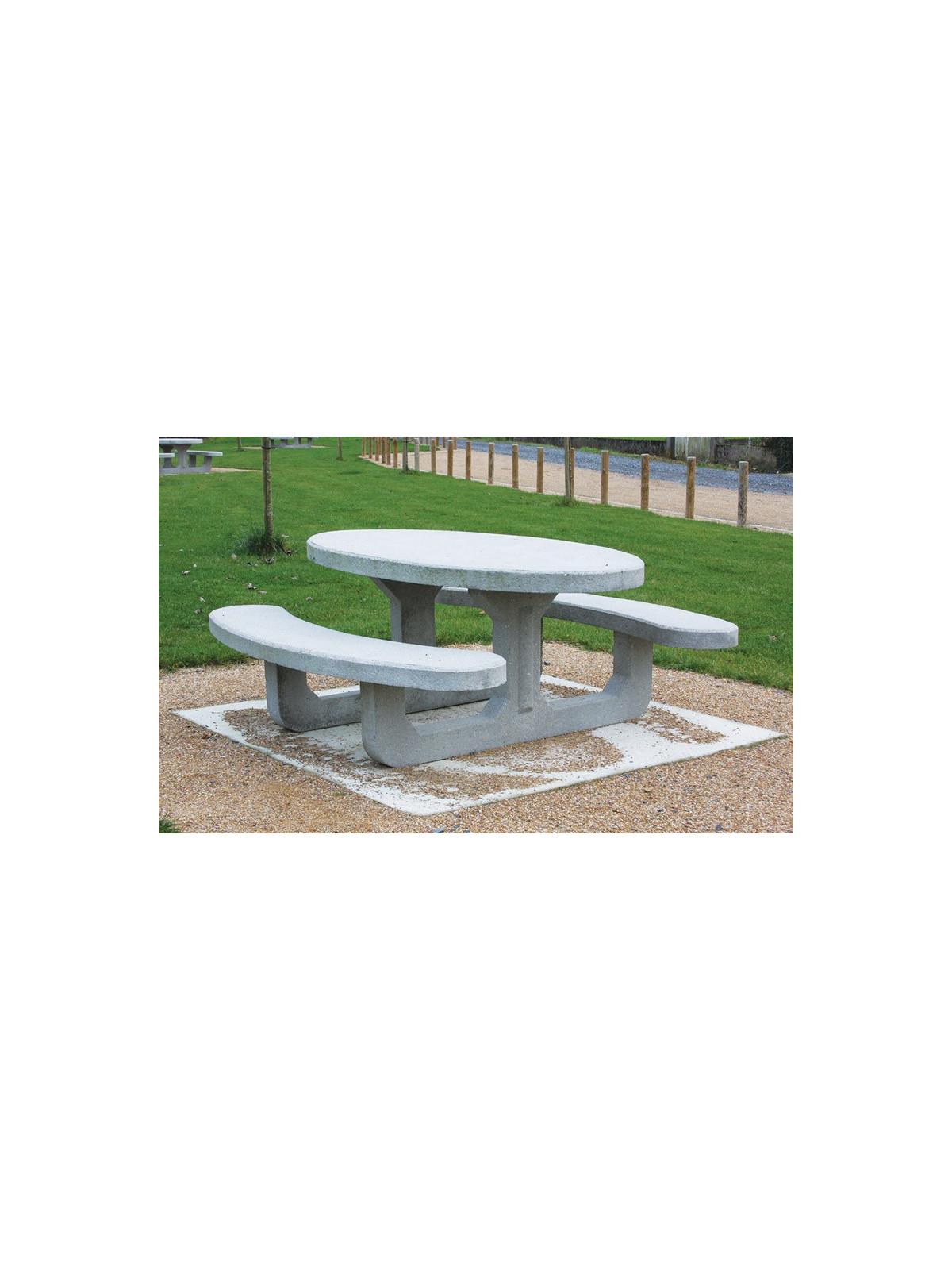 Table de pique nique extérieure béton forme ovale pour espace public