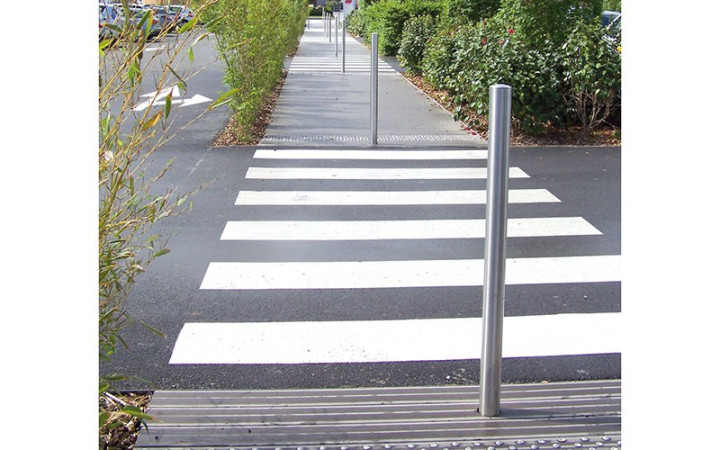 POTELET DE PROTECTION FIXE INOX FINITION BROSSE AMENAGEMENT SECURITE