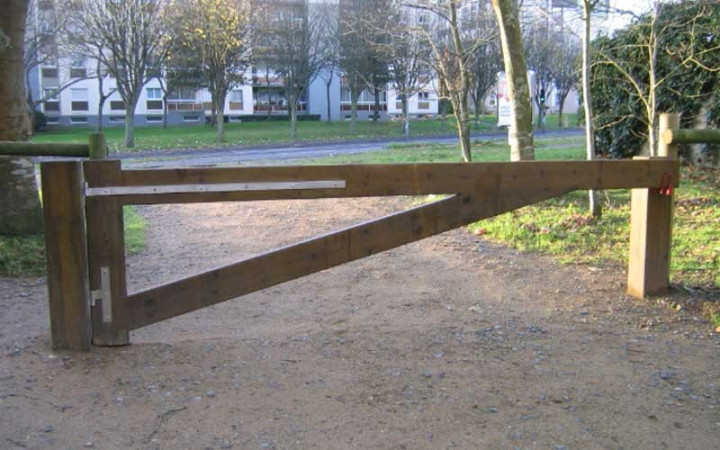 BARRIÈRE DE SÉCURITÉ PIVOTANTE EN BOIS POUR ESPACE EXTÉRIEUR
PROTECTION ET ÉQUIPEMENT MAITRISE D’ACCÈS