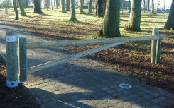 BARRIÈRE EN RONDIN DE BOIS PIVOTANTE
ÉQUIPEMENT DE SÉCURITÉ POUR CHEMIN ET ESPACE URBAIN EXTERIEUR