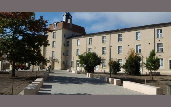 BANQUETTE CITY BÉTON INSTALLATION DANS ESPACE PUBLIC EXTÉRIEUR D'UNE COLLECTIVITÉ