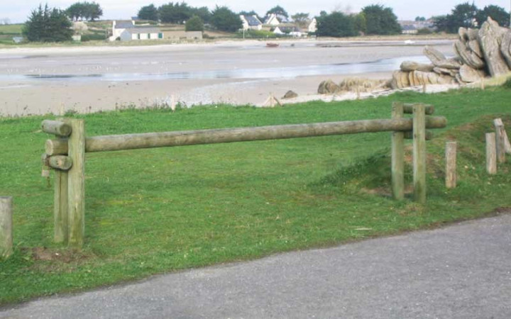 BARRIÈRE COULISSANTE RONDINS DE BOIS
BARRIÈRE DE SÉCURITÉ EN BOIS ESPACE EXTÉRIEUR