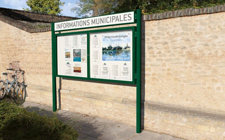 VITRINE 1000 24 A4 SUR PIEDS AVEC BANDEAU-TITRE