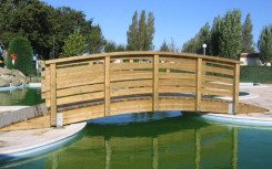 PASSERELLE CINTREE EN BOIS POUR PARC, JARDIN EXTÉRIEUR OU ESPACE PUBLIC DE LA COLLECTIVITÉ