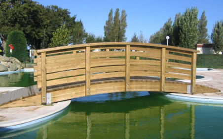 PASSERELLE CINTREE EN BOIS POUR PARC, JARDIN EXTÉRIEUR OU ESPACE PUBLIC DE LA COLLECTIVITÉ