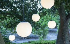 SUSPENSION D'EXTERIEUR JEANNE
LUMINAIRE DESIGN SUR BATTERIE POUR JARDIN ET ESPACE DE REPOS