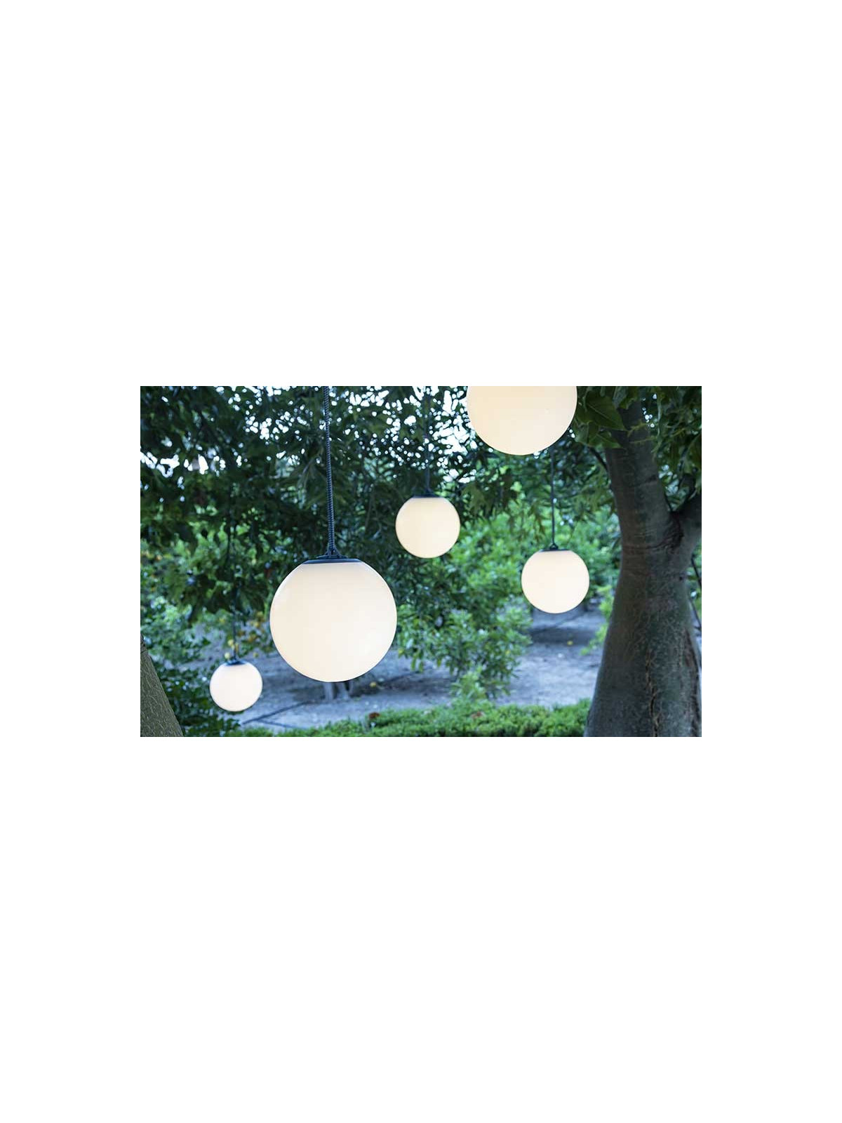 SUSPENSION D'EXTERIEUR JEANNE
LUMINAIRE DESIGN SUR BATTERIE POUR JARDIN ET ESPACE DE REPOS