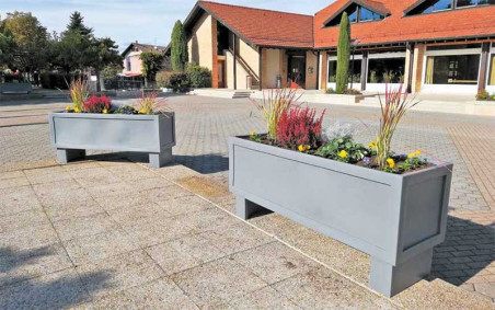 JARDINIÈRE SÉPARATEUR D'ESPACE EN POLYÉTHYLÈNE DESIGN ET MODERNE
BAC A FLEUR POUR MASSIF FLEURIS EXTÉRIEUR