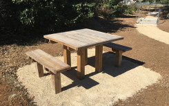 TABLE PIQUE NIQUE LOU EN BOIS
TABLE PIQUE NIQUE EXTÉRIEURE POUR PARC ET JARDIN
MOBILIER URBAIN DE JEUX COLLECTIVITÉ