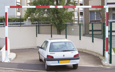 PORTIQUE FIXE DE SÉCURITÉ ESPACE EXTÉRIEUR PUBLIC DE LA COLLECTIVITÉ 
PORTIQUE LIMITEUR DE HAUTEUR UNIVERSELLE 3850 à 5200 mm