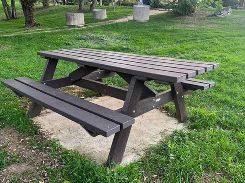Des tables de pique nique durables et robustes à VOUNEUIL SOUS BIARD (86)